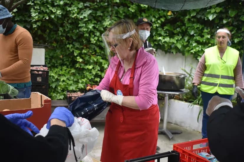 Pra Elizabeth giving food